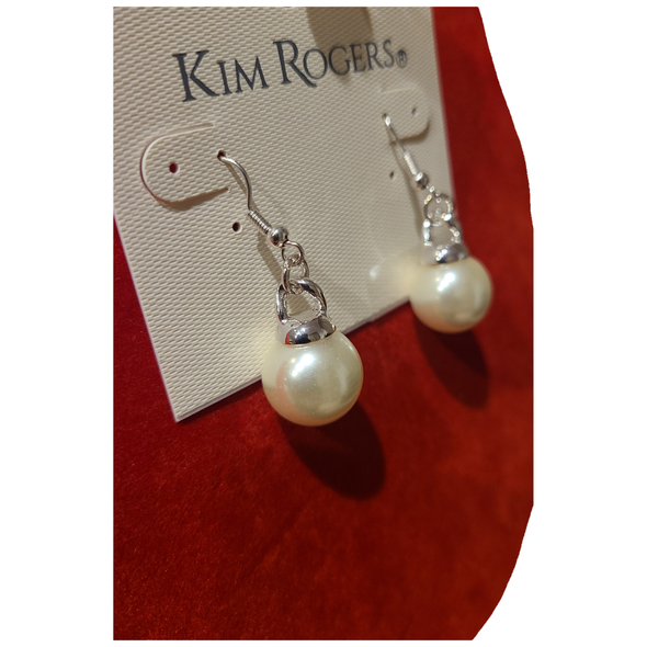 Kim Rogers - Faux Pearl Dangling Earrings (Boucles d'oreilles pendantes en fausses perles)